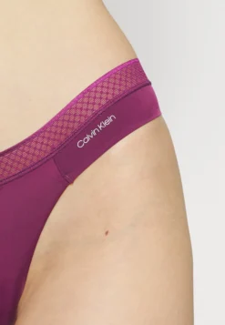 CALVIN KLEIN UNDERWEAR String - Purple 9 CALVIN KLEIN UNDERWEAR String - Purple -Vêtements Pour Femmes Magasin 1bb523f8fe48419b9d6beebcc766fd52 scaled