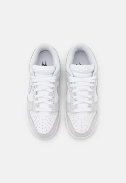 Nike Sportswear Dunk - Baskets Basses - White/Photon Dust White -Vêtements Pour Femmes Magasin 1dc08193d0884b78927b935b79e0973a scaled