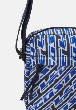 Lacoste Neocroc Seasonal Unisex - Sac Bandoulière - Mono Royaume/Blanc 8 Lacoste Neocroc Seasonal Unisex - Sac Bandoulière - Mono Royaume/Blanc -Vêtements Pour Femmes Magasin 1eeadf7dc5e349adbfd8f386aac72af5 scaled