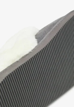 Next Chaussons - Grey 9 Next Chaussons - Grey -Vêtements Pour Femmes Magasin 33fe5b7d9970478ebf631e2e840d5a33 scaled