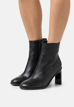 Calvin Klein Curved Stil Ankle Boot - Bottines - Black