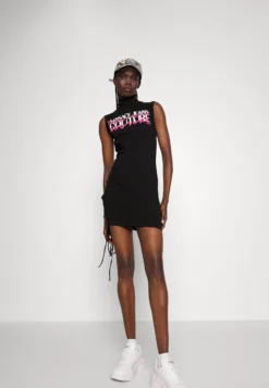 Versace Jeans Couture Robe En Jersey - Black -Vêtements Pour Femmes Magasin 7d5f728715574059b6a3edb18174b40d scaled