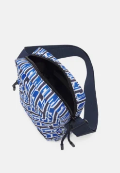 Lacoste Neocroc Seasonal Unisex - Sac Bandoulière - Mono Royaume/Blanc 7 Lacoste Neocroc Seasonal Unisex - Sac Bandoulière - Mono Royaume/Blanc -Vêtements Pour Femmes Magasin 8ebf35e7b703480e87bb00ea2f1f8158 scaled