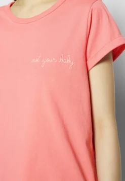 Maison Labiche T-Shirt Basique - Coral 13 Maison Labiche T-Shirt Basique - Coral -Vêtements Pour Femmes Magasin 9bac2cd062404b018f7b2420a99e65d8 scaled