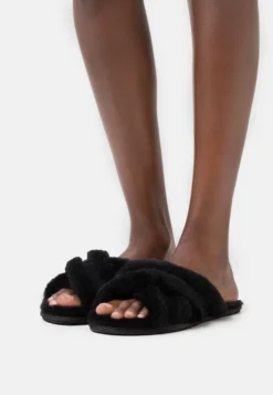 Vêtements Pour Femmes Magasin 25 Ugg Scuffita - Mules - Black