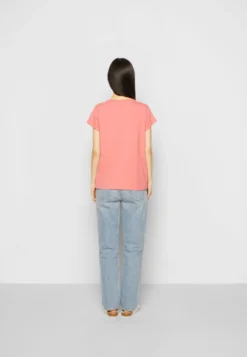 Maison Labiche T-Shirt Basique - Coral 10 Maison Labiche T-Shirt Basique - Coral -Vêtements Pour Femmes Magasin be0bc1ca755042cea49e55d649421c7b scaled